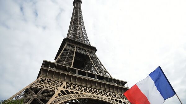 Эйфелева башня в Париже и флаг Франции