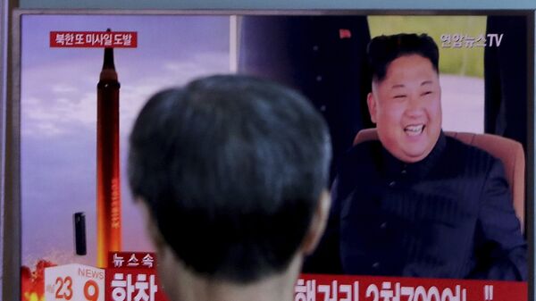 Трансляция новостей о новом пуске северокорейской ракеты. Архивное фото