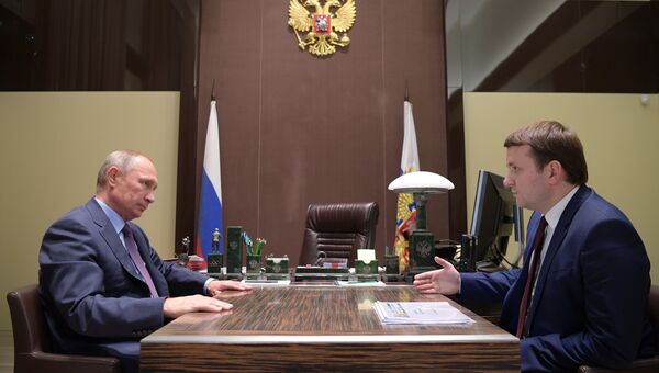Президент РФ Владимир Путин и министр экономического развития РФ Максим Орешкин во время встречи. 20 октября 2017