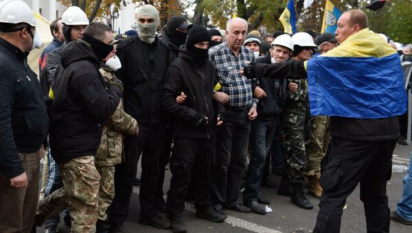 Бойцы батальона Донбасс во время митинга у здания Верховной рады Украины в Киеве. Архивное фото