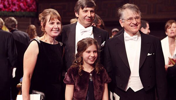 Ирина Григорьева, Андрей Гейм и их дочь Александра на церемонии награждения Нобелевской премии