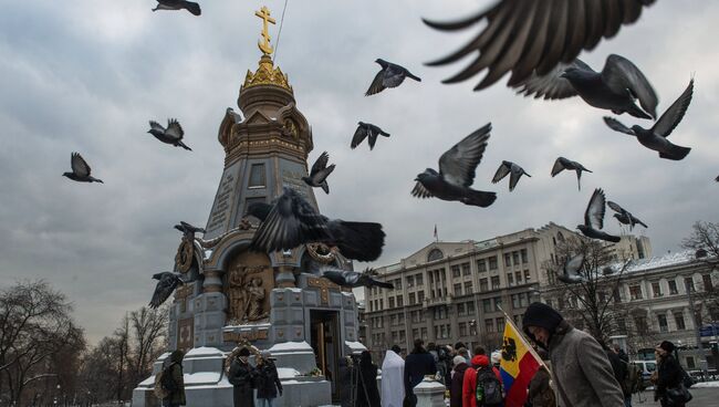 У памятника героям Плевны в Москве