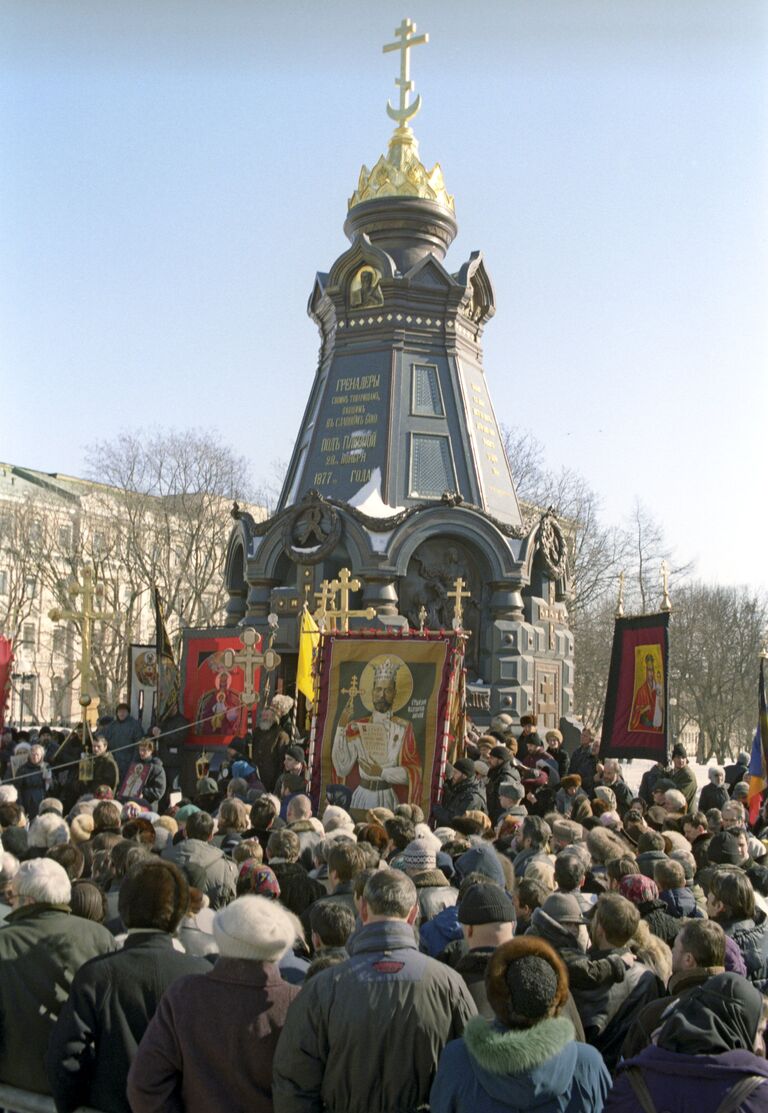 Молебен у памятника героям Плевны Молебен у памятника героям Плевны