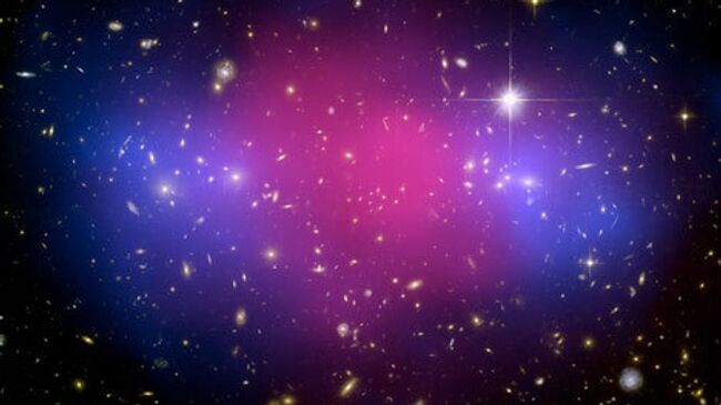 Столкновение двух скоплений галактик: темная материя показана голубым цветом, обычная - розовым