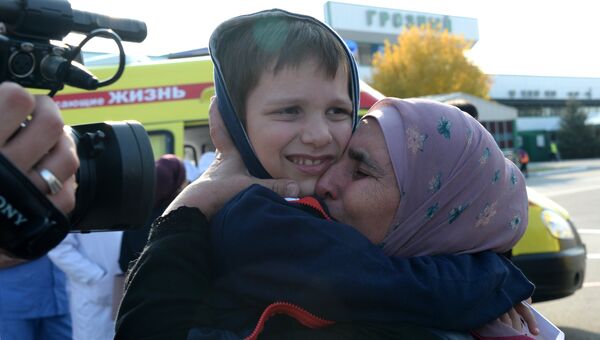 Девушка с ребенком во время встречи российских детей и женщин, возвращенных из Сирии, в аэропорту Грозного. 21 октября 2017