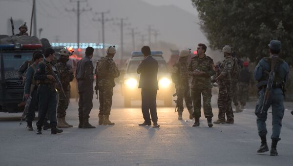 Афганские военнослужащие рядом с местом теракта возле военной академии маршала Фахима в Кабуле. 21 октября 2017