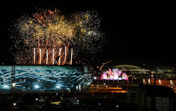 Праздничный салют над Олимпийским парком в честь закрытия XIX Всемирного фестиваля молодёжи и студентов в Сочи. 21 октября 2017