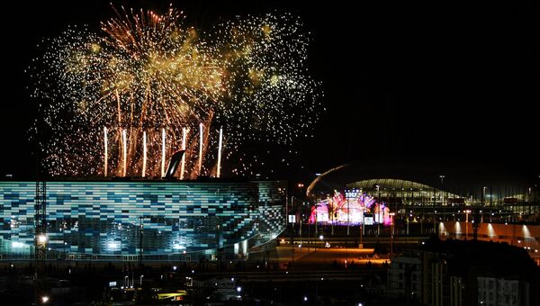Праздничный салют над Олимпийским парком в честь закрытия XIX Всемирного фестиваля молодёжи и студентов в Сочи. 21 октября 2017