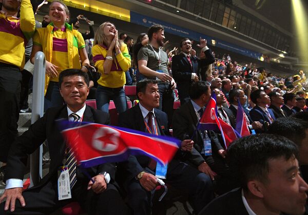 Гости из Корейской На­род­но-Де­мок­ра­ти­чес­кой Республики на церемонии закрытия XIX Всемирного фестиваля молодёжи и студентов в Сочи