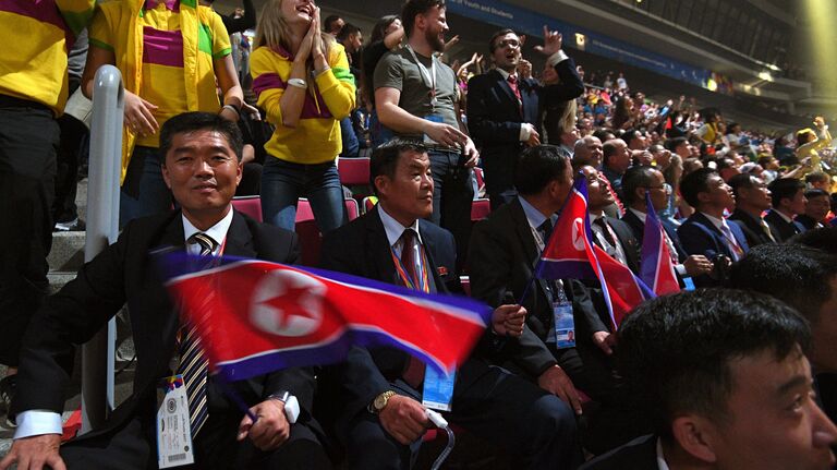 Гости из Корейской На­род­но-Де­мок­ра­ти­чес­кой Республики на церемонии закрытия XIX Всемирного фестиваля молодёжи и студентов в Сочи