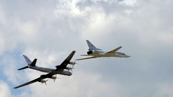 Демонстрационный полет стратегических бомбардировщиков Ту-95 и Ту-22М3. Архивное фото