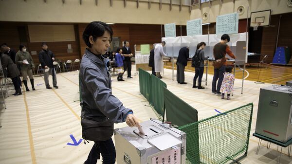 Голосование на избирательном участке в Токио. 22 отября 2017