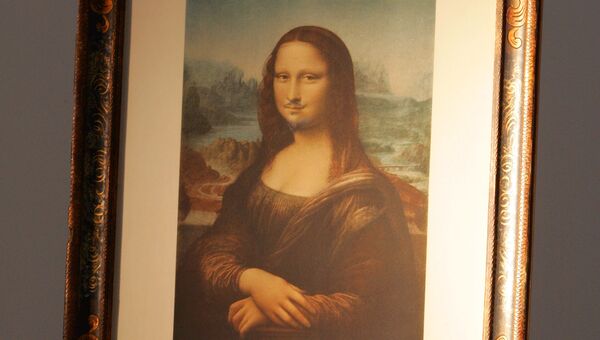 Репродукция Моны Лизы Леонардо Да Винчи авторства французского художника Марселя Дюшана