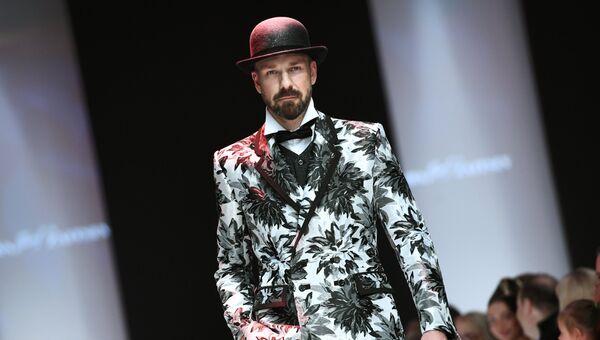 Модель демонстрирует одежду из новой коллекции дизайнера Славы Зайцева в рамках Mercedes-Benz Fashion Week Russia