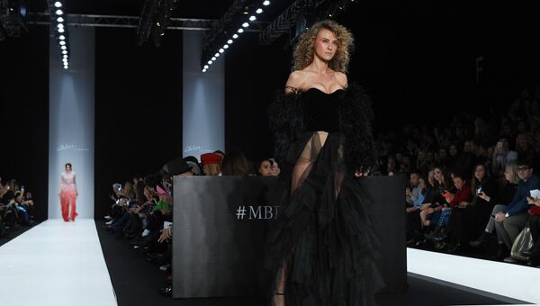 Модель демонстрирует одежду из новой коллекции дизайнера Галы Борзовой в рамках Mercedes-Benz Fashion Week Russia