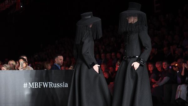 Модели демонстрируют одежду из новой коллекции дизайнера Славы Зайцева в рамках Mercedes-Benz Fashion Week Russia
