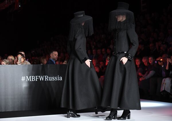 Модели демонстрируют одежду из новой коллекции дизайнера Славы Зайцева в рамках Mercedes-Benz Fashion Week Russia