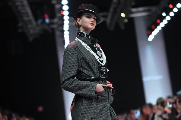 Новая коллекция дизайнера Славы Зайцева в рамках Mercedes-Benz Fashion Week Russia в Центральном выставочном зале Манеж в Москве. 21 октября 2017