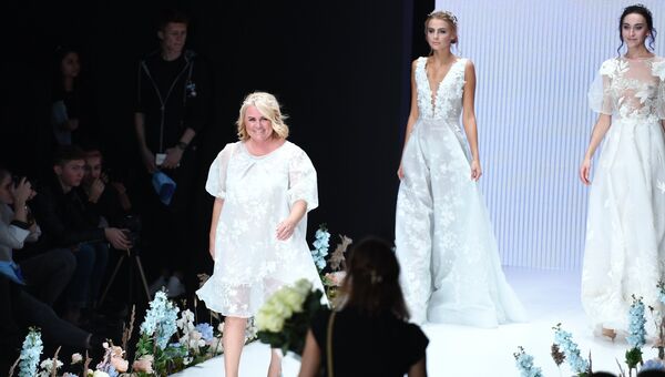 Модельер Надежда Юсупова во время показа одежды из своей новой коллекции в рамках Mercedes-Benz Fashion Week Russia