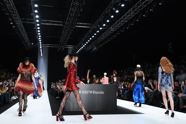 Модели демонстрируют одежду из новой коллекции дизайнера Галы Борзовой в рамках Mercedes-Benz Fashion Week Russia в Центральном выставочном зале Манеж в Москве. 21 октября 2017