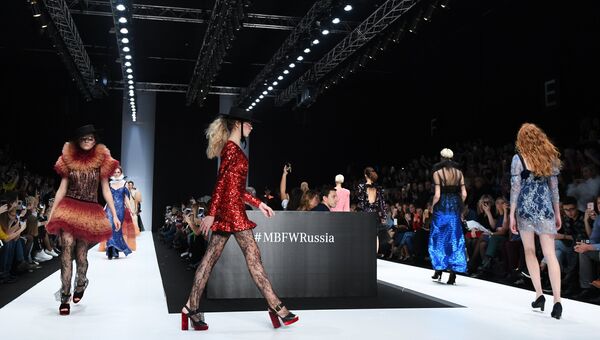 Модели демонстрируют одежду из новой коллекции дизайнера Галы Борзовой в рамках Mercedes-Benz Fashion Week Russia в Центральном выставочном зале Манеж в Москве. 21 октября 2017