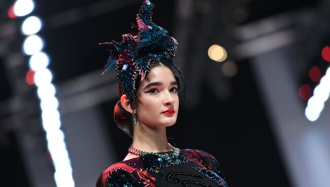 Модель демонстрирует одежду из новой коллекции дизайнера Славы Зайцева в рамках Mercedes-Benz Fashion Week Russia. Архивное фото