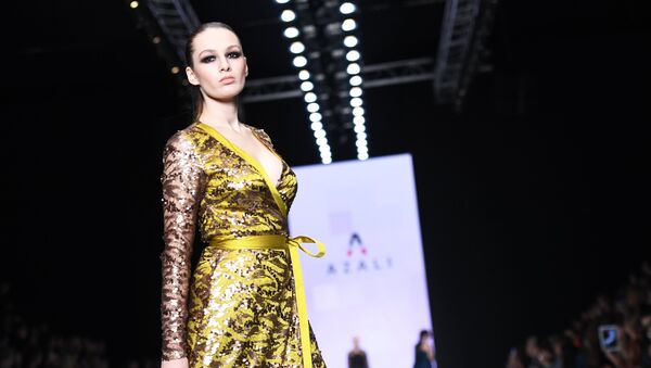 Модели демонстрируют одежду из коллекций, представленных Kazakhstan Fashion Week в рамках Mercedes-Benz Fashion Week Russia в Центральном выставочном зале Манеж в Москве. 21 октября 2017