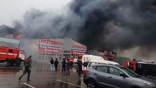 На месте пожара на рынке Атлант-Сити в Ростове-на-Дону. 22 октября 2017