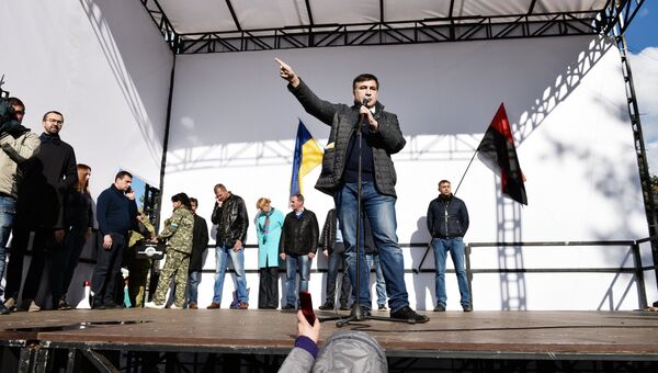 Бывший президент Грузии, экс-губернатор Одесской области Михаил Саакашвили выступает на вече у здания Верховной рады в Киеве. 22 октября 2017