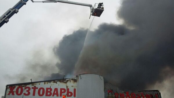 На месте пожара на рынке Атлант-Сити в Ростове-на-Дону. 22 октября 2017