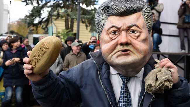 Ряженый в костюме президента Украины Петра Порошенко во время вече у здания Верховной рады в Киеве