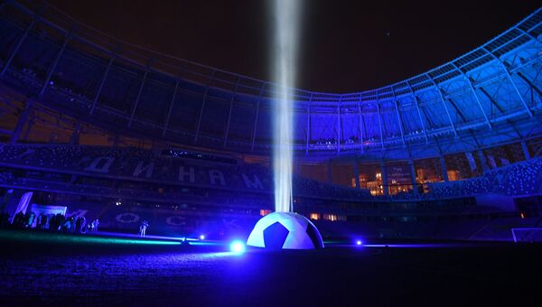 Световая инсталляция во время презентации футбольного поля реконструируемого стадиона Динамо. Архивное фото