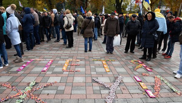 Кондитерские изделия, выложенные в надпись Петя жуй, на площади Конституции в Киеве, где проходит вече у здания Верховной рады. 22 октября 2017