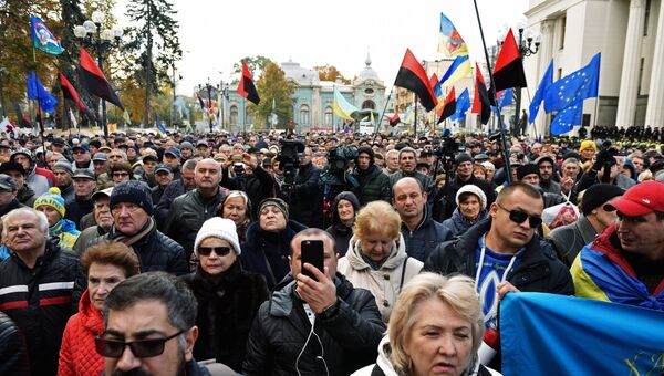 Участники вече у здания Верховной рады в Киеве. 22 октября 2017
