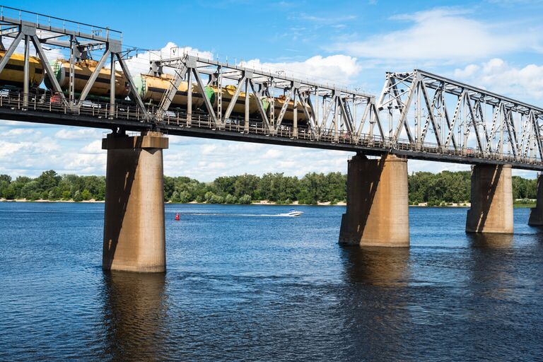 Мост железной дороги в Киеве через Днепр с грузовым поездом