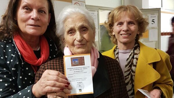 Стооднолетняя старушка приняла участие в референдуме об автономии Венето