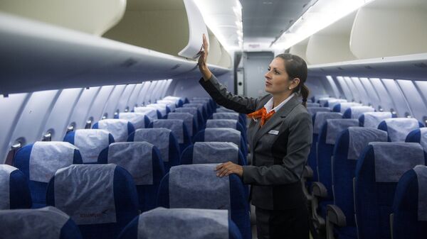 Стюардесса в салоне самолета Sukhoi Superjet 100 авиакомпании Азимут
