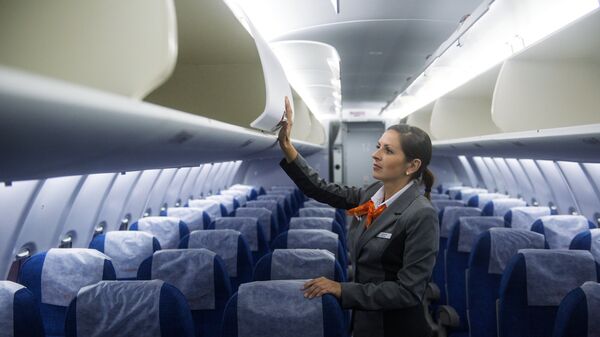 Стюардесса в салоне самолета Sukhoi Superjet 100 авиакомпании Азимут