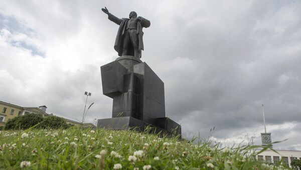 Памятник Ленину у Финляндского вокзала. Архивное фото