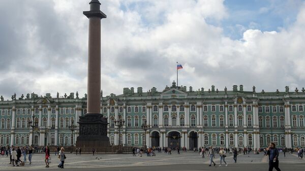 Дворцовая площадь и Зимний дворец в Санкт-Петербурге