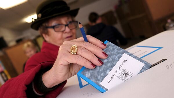Голосование во время референдума по автономии итальянской области Венето на избирательном участке в Венеции