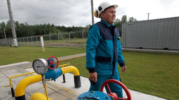 Рабочий на газокомпрессорной станции в Полтавской области Украины