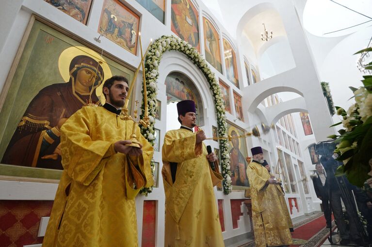 Священнослужители во время служения патриархом Московским и всея Руси Кириллом чина Великого освящения храма преподобного Сергия Радонежского на Ходынском поле