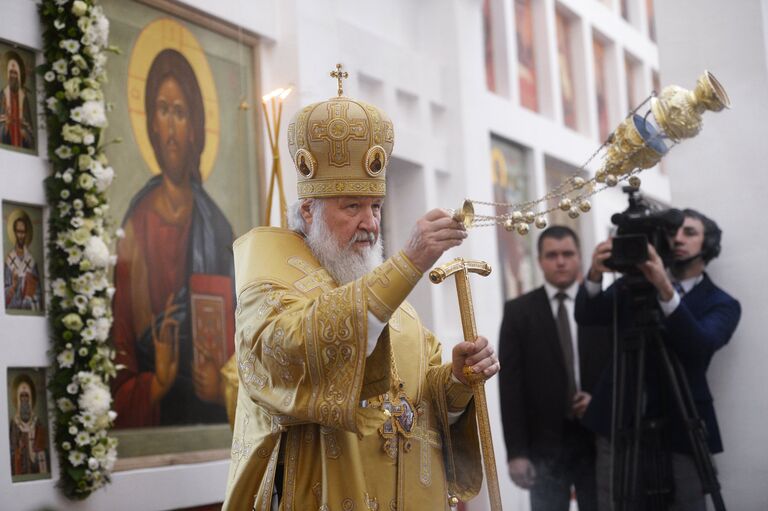 Патриарх Московский и всея Руси Кирилл во время служения чина Великого освящения храма преподобного Сергия Радонежского на Ходынском поле