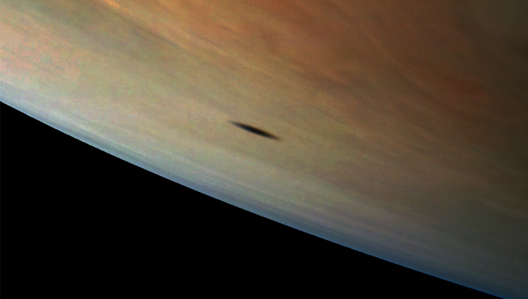 Тень Амальтеи, одной из спутниц Юпитера, на поверхности планеты-гиганта