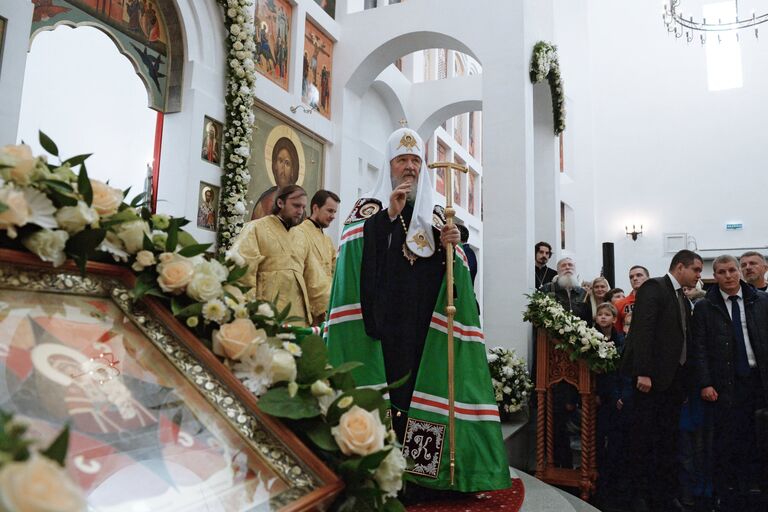 Патриарх Московский и всея Руси Кирилл во время служения чина Великого освящения храма преподобного Сергия Радонежского на Ходынском поле