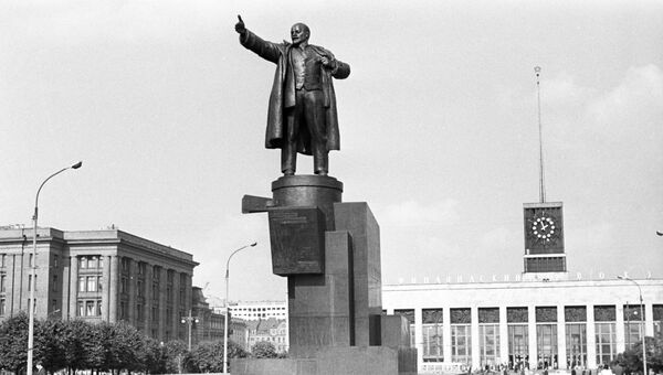 Памятник Владимиру Ильичу Ленину у Финляндского вокзала