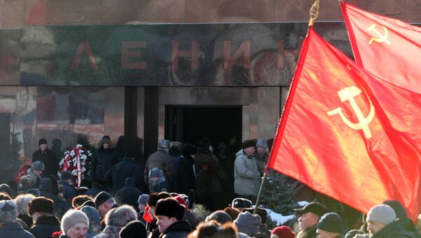 Сторонники КПРФ в день смерти Ленина пришли к Мавзолею В. И. Ленина возложить цветы. Архивное фото