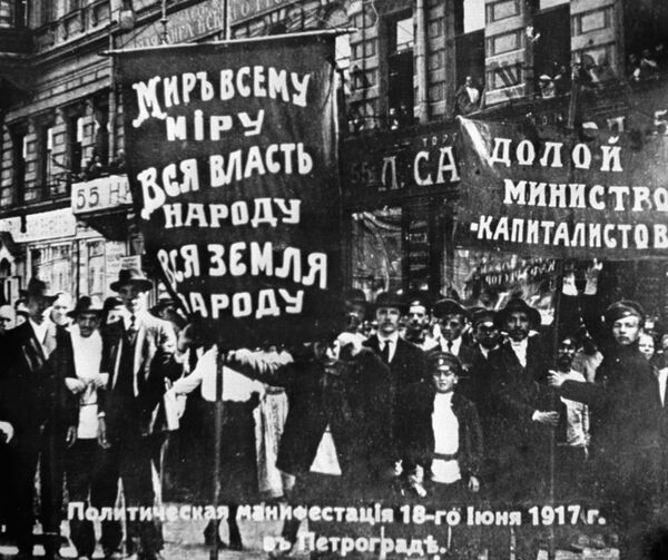 Политическая демонстрация трудящихся в Петрограде Политическая демонстрация трудящихся в Петрограде
