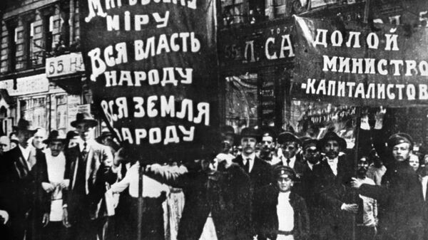 Политическая демонстрация трудящихся в Петрограде. Архивное фото